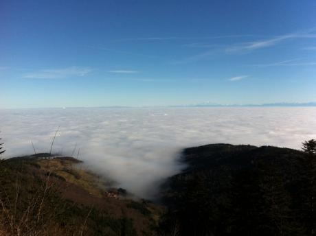 Ciel bleu profond sur paysage de collines embrumées