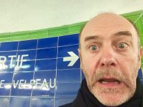 Jacques Bonnaffé, métro, devant un panneau d'orientation