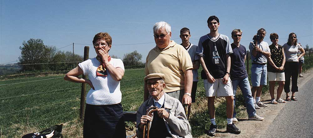 Groupe de spectateurs dans l'attente des coureurs sur le bord de la route