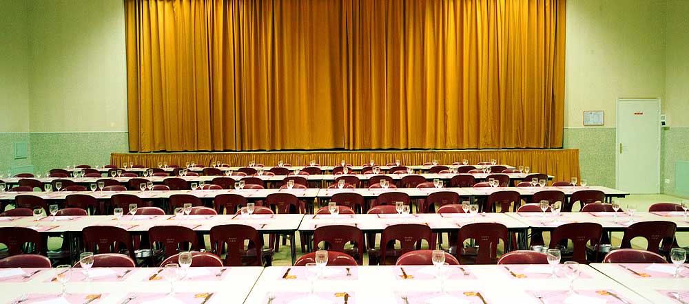 Tables de banquets au parterre devant la scène