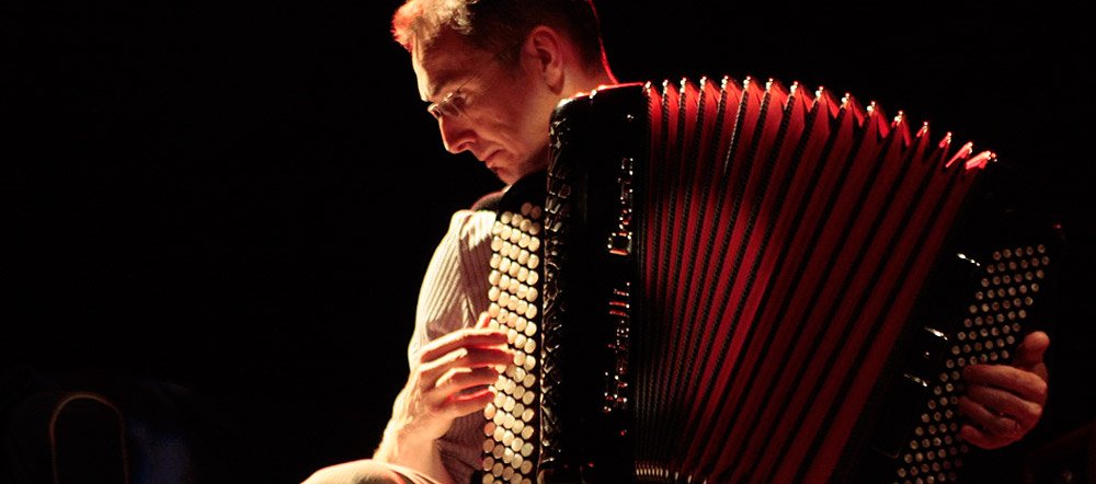 Accordéoniste caché par son bel instrument